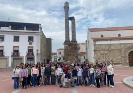El grupo visitante ante el Dystilo romano.
