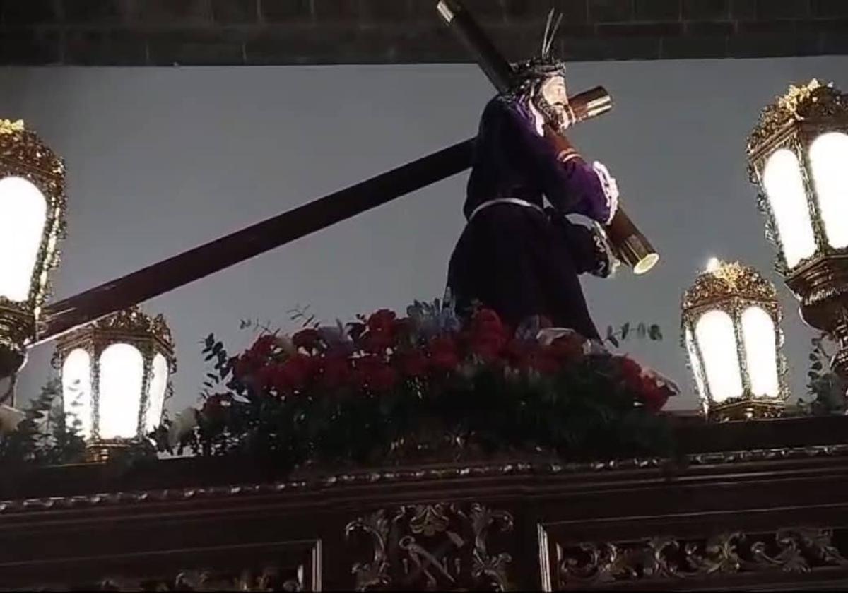 Imagen principal - La procesión del Silencia ha sido la única a la que la lluvia permitió salir