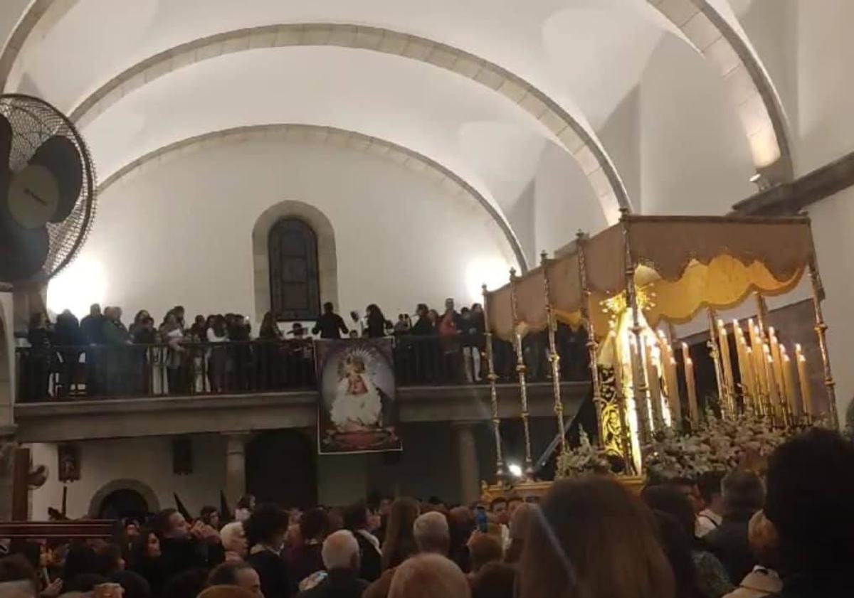 Imagen principal - La procesión del Silencia ha sido la única a la que la lluvia permitió salir