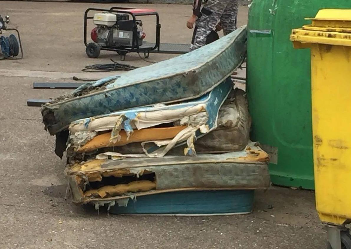 Imagen secundaria 1 - El Ayuntamiento ilipense recuerda a los vecinos la importancia de mantener la localidad limpia