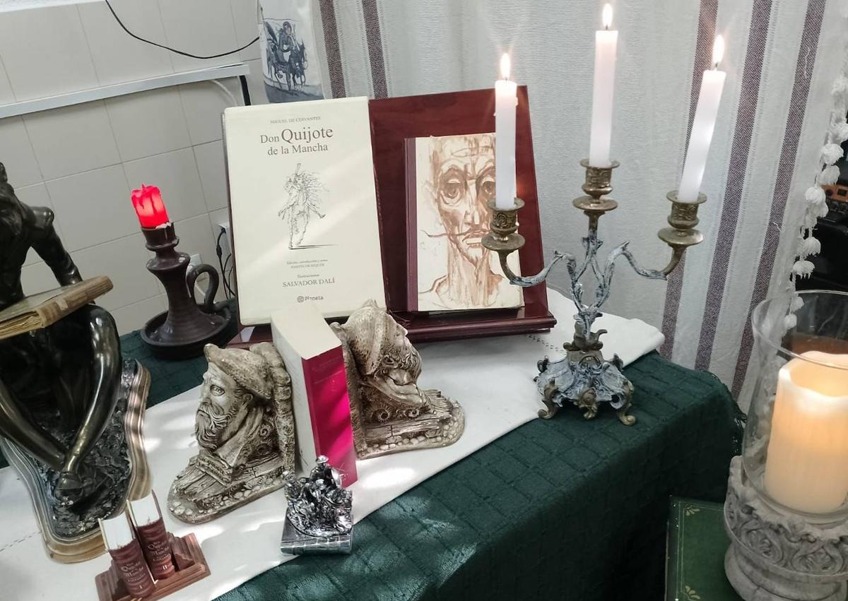 Imagen secundaria 1 - El Quijote en el Día del Libro del instituto Antonio de Nebrija