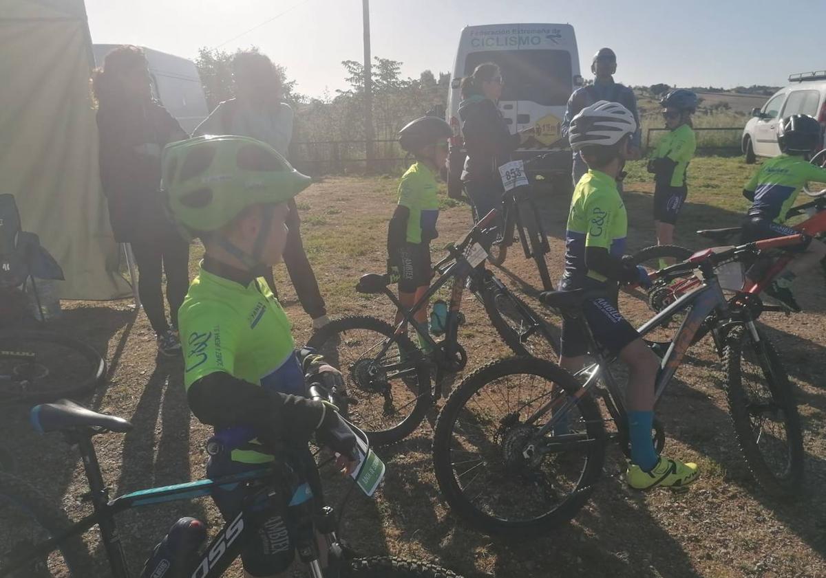 Imagen principal - Los ciclistas de la AC Cancho Roano se lucieron en Zafra