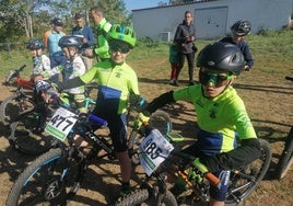 Dos de los deportistas de la escuela ilipense listos para la carrera.
