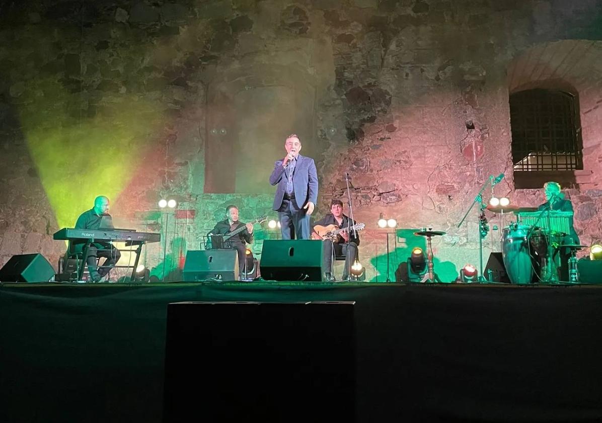 Imagen principal - Juan Valderrama ofreció una velada única en el Castillo de Arribalavilla