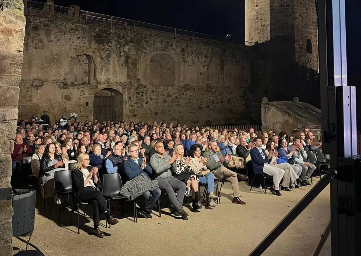 Imagen secundaria 1 - Juan Valderrama ofreció una velada única en el Castillo de Arribalavilla