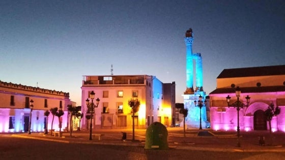 La plaza de Zalamea se viste de morado en solidaridad con los afectados por al enfermedad de Huntington