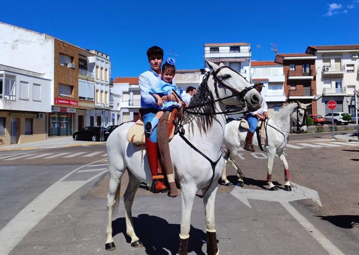 Imagen secundaria 1 - Muchos se animan cada año a hacer el camino en carro o en caballo.
