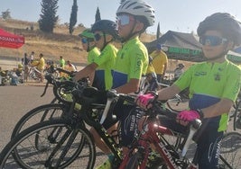 Algunos de los ciclistas de la escuela ilipense concentrados para la competición.