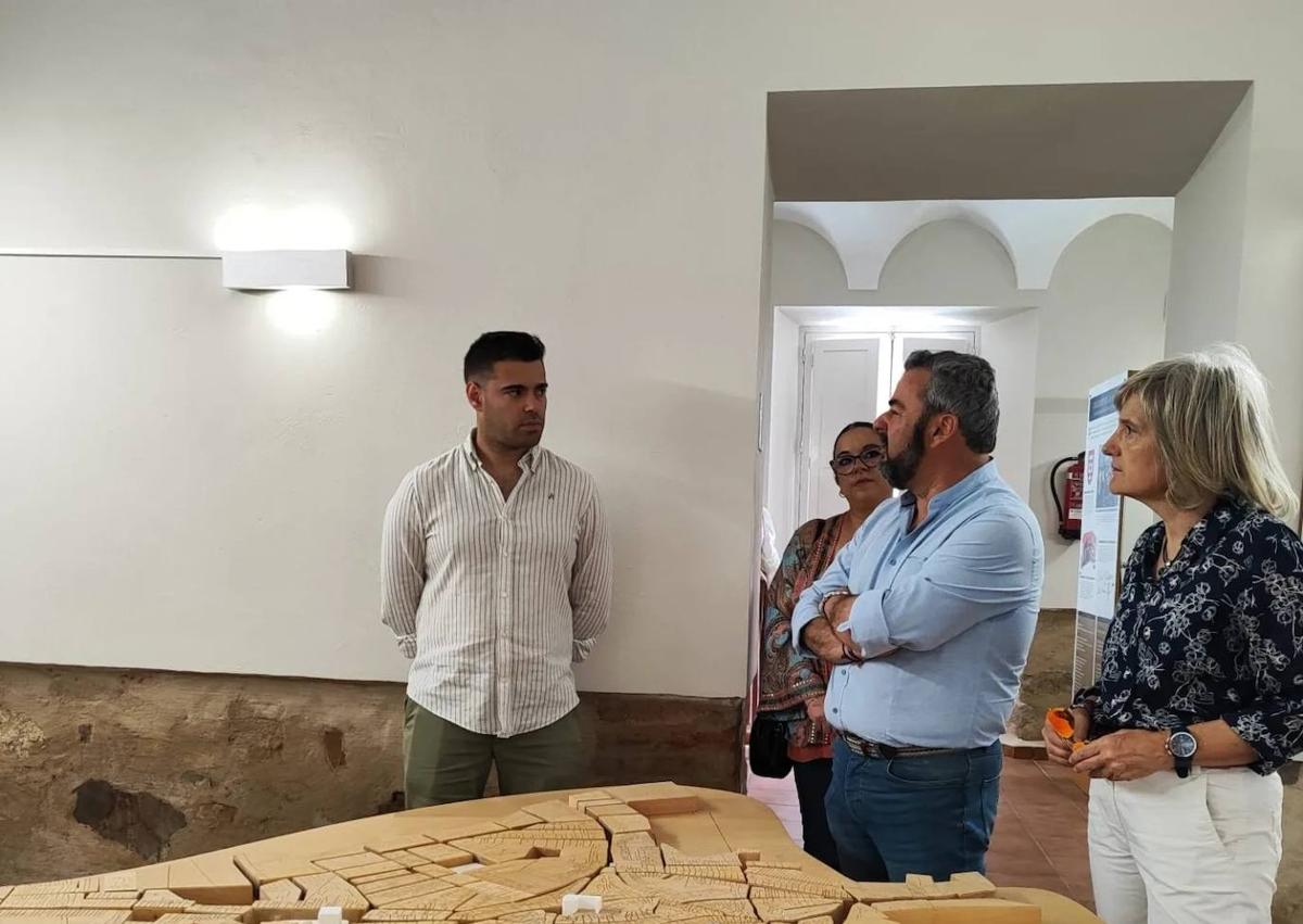 Imagen secundaria 1 - La Consejera de Cultura, Turismo, Jóvenes y Deportes visita Zalamea