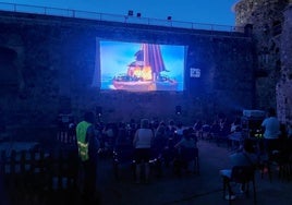 Primera proyección del ciclo de cine en el Castillo de Arribalavilla