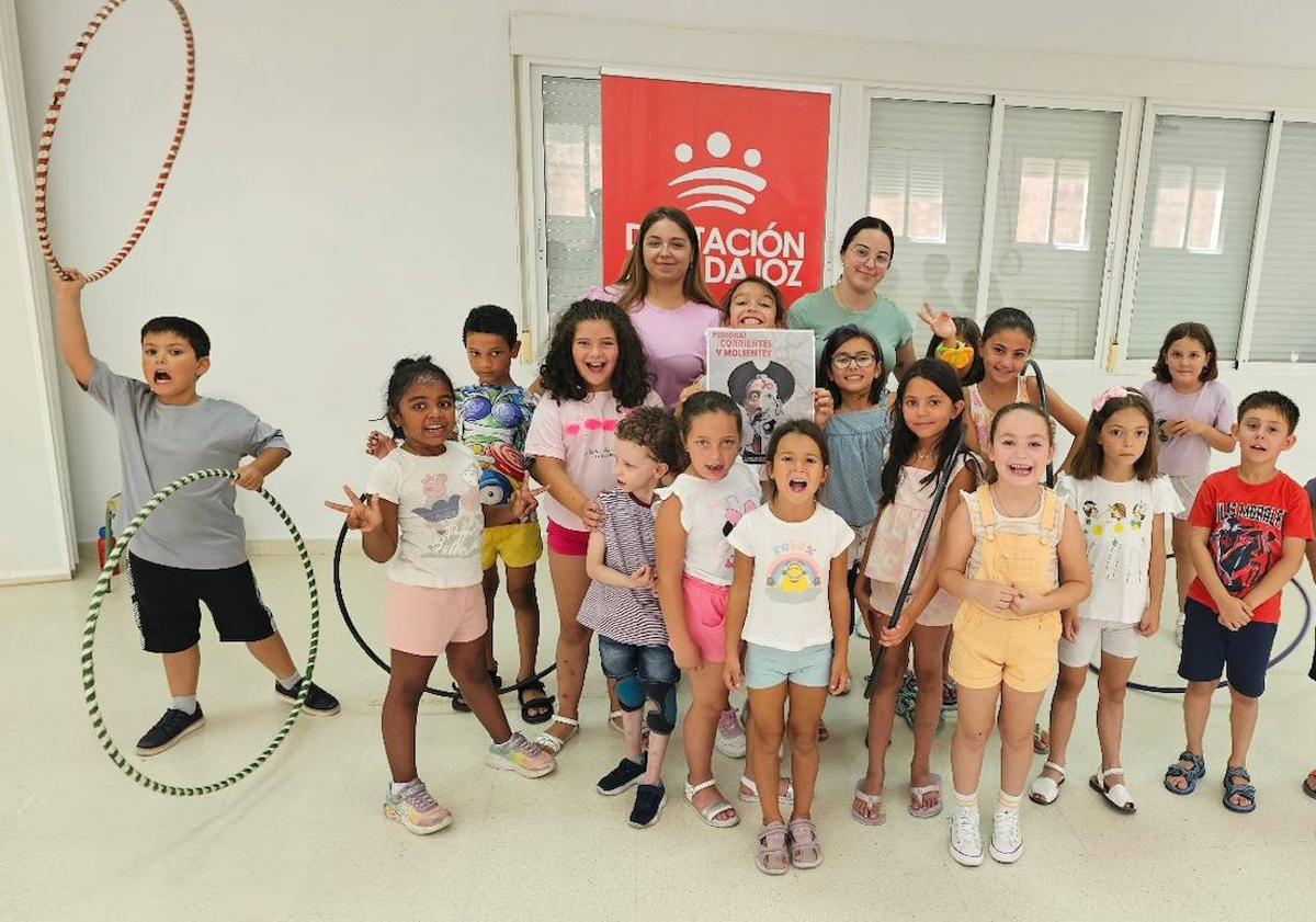Imagen principal - Los niños del Campamento de Verano 'Ludoteca Diviértete Zalamea' participan en los talleres del proyecto 'Personas Corrientes y Molientes'