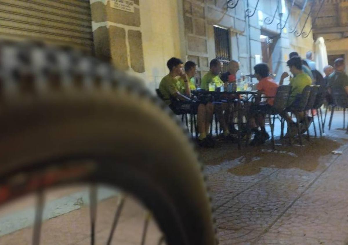 Imagen secundaria 1 - La AC Cancho Roano dedicaron la Quedada Cicloturista Nocturna a la memoria de José Fernández (Cruiff)