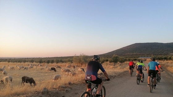 La AC Cancho Roano dedicaron la Quedada Cicloturista Nocturna a la memoria de José Fernández (Cruiff)