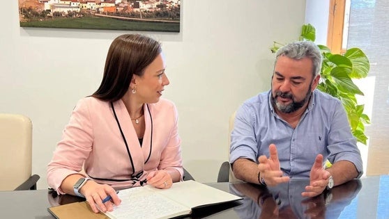 La Consejera de Salud y Servicios Sociales, Sara García, visita Zalamea de la Serena