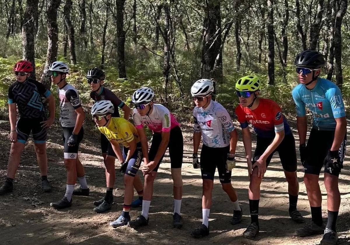 Imagen principal - Ramón Núñez ha sido uno de los 35 deportistas participantes en el II Training Camp Norte de Extremadura