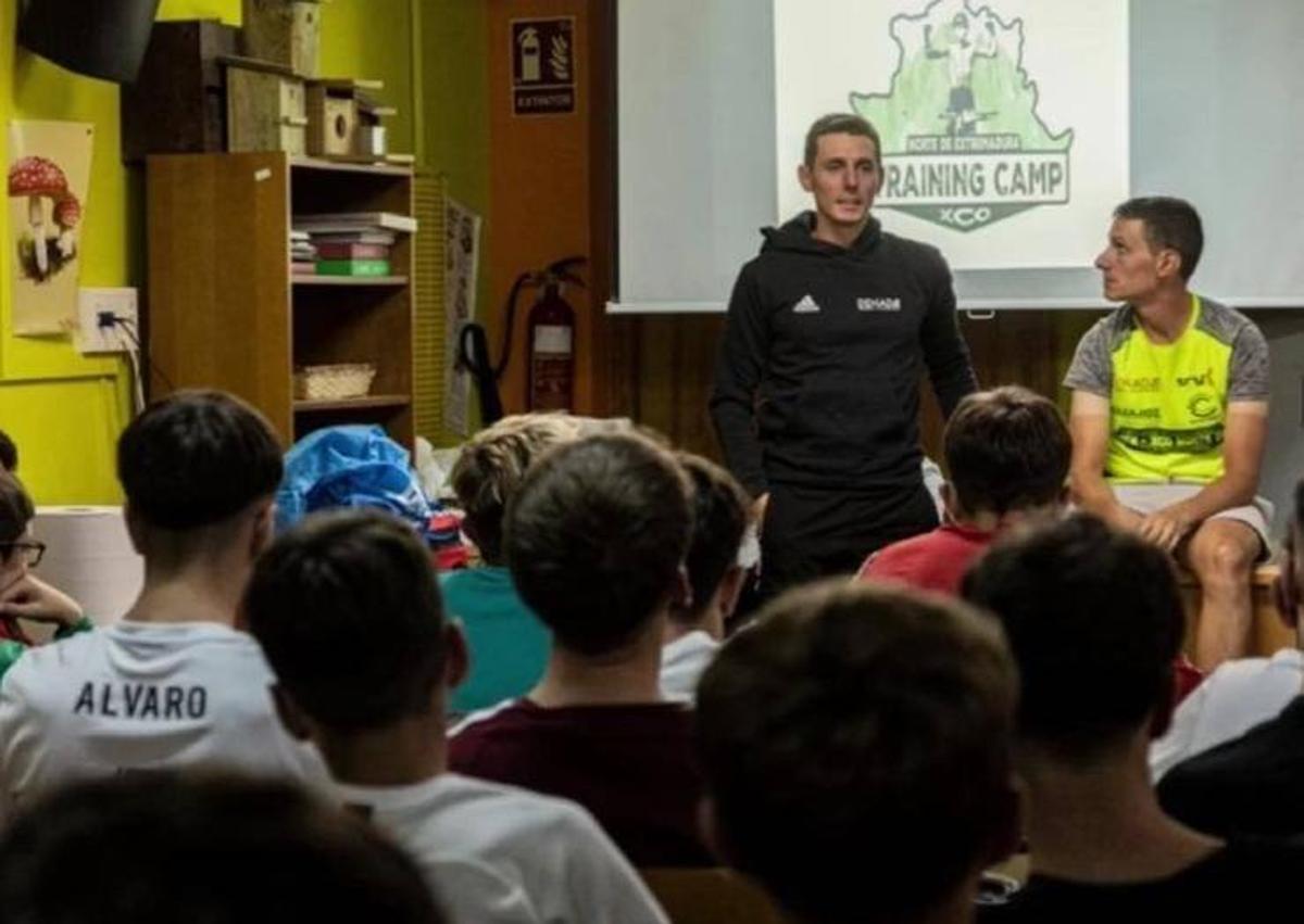 Imagen secundaria 1 - Ramón Núñez ha sido uno de los 35 deportistas participantes en el II Training Camp Norte de Extremadura