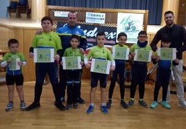 Fotografía de familia tras la entrega de los diplomas.