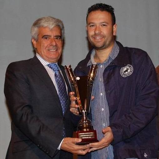 La Federación de Fútbol de Extremadura entrega un trofeo al Ilipense