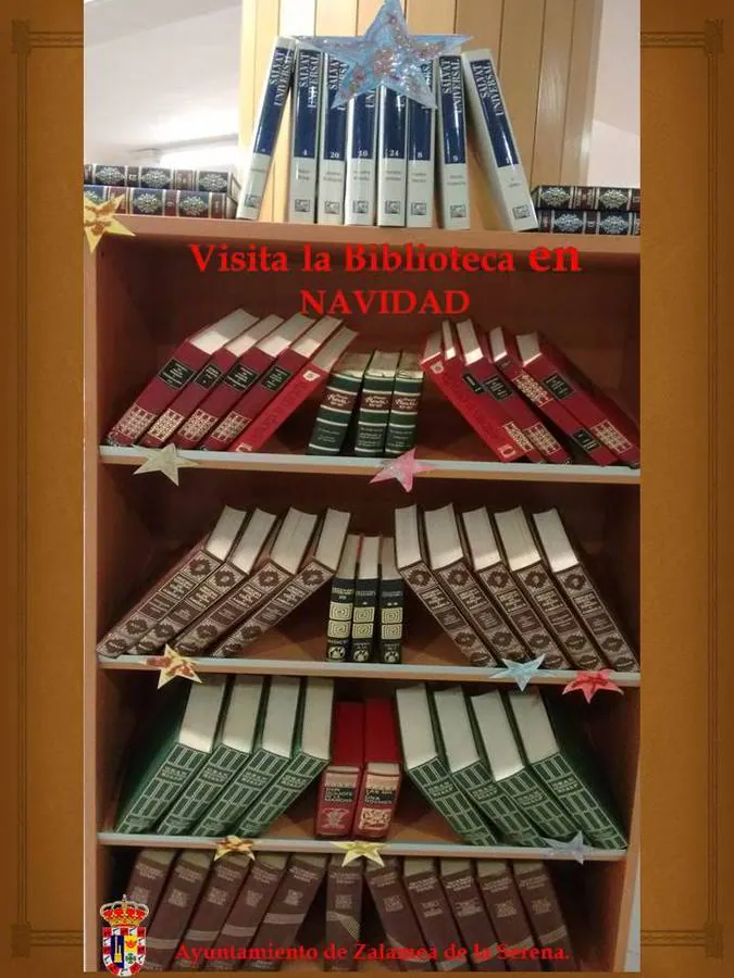 El original árbol de Navidad formado por libros que decora la biblioteca 