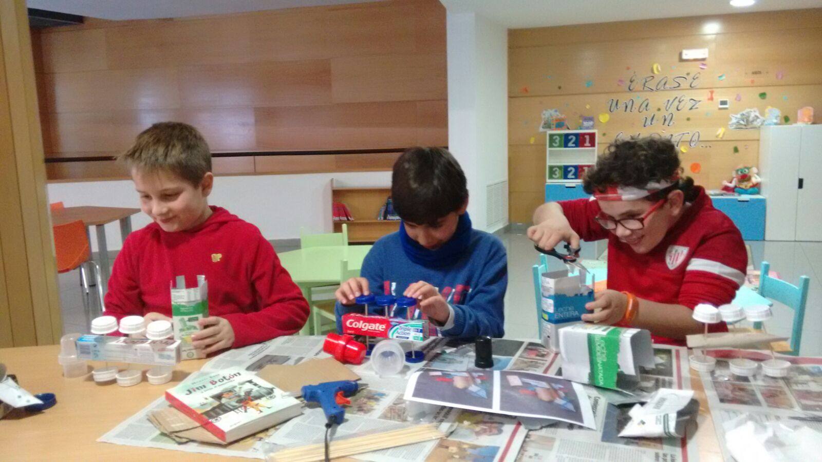 Los niños tratan los valores de la amistad y el respeto en la reunión del club de lectura