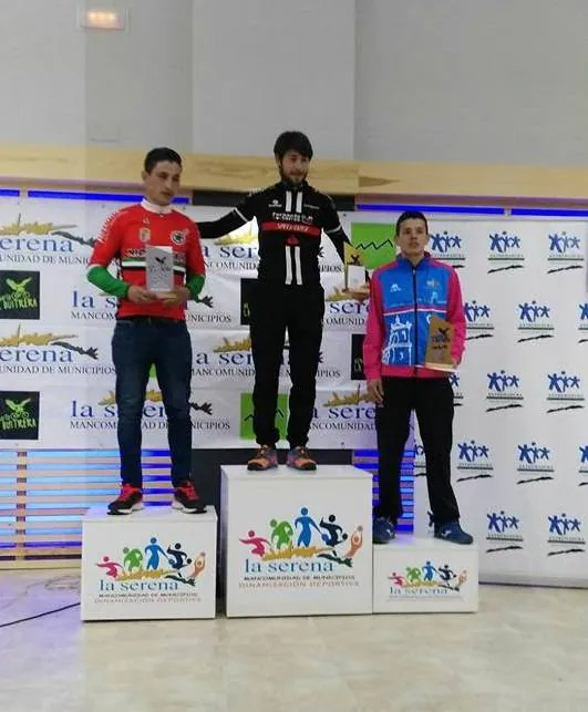 Pedro Pozo ocupando el segundo lugar en el pódium 