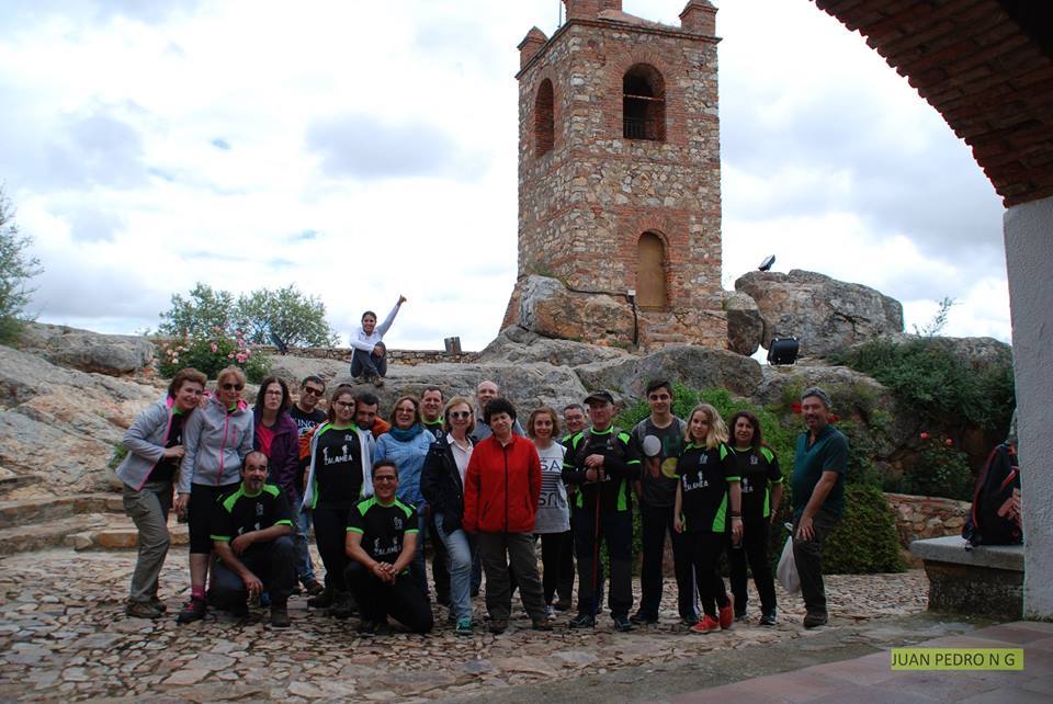 El grupo senderista en su visita al castillo de Chillón 