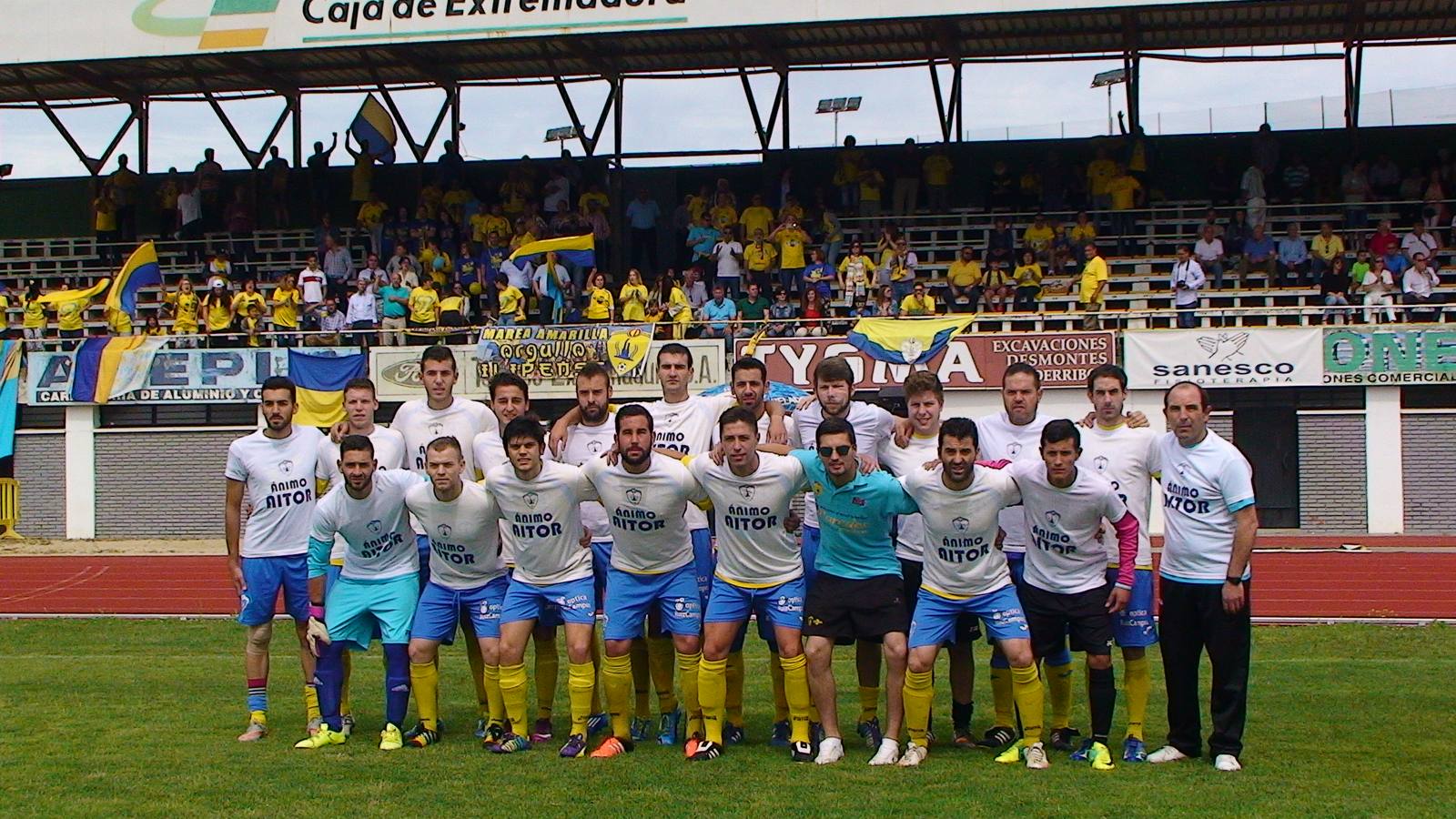 Foto de equipo  con los jugadores y el entrenador vistiendo una camiseta de apoyo a Aitor, un compañero lesionado 