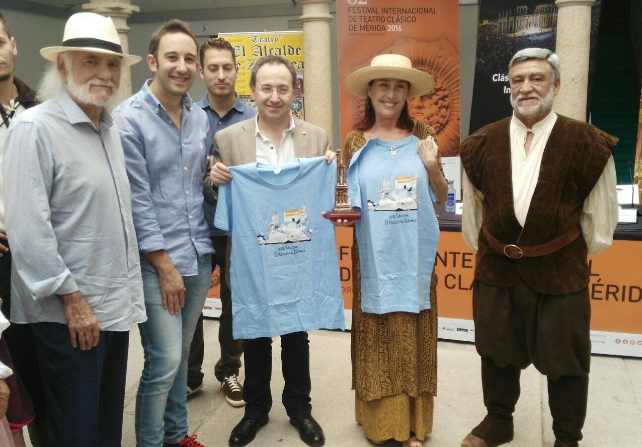 Tras la rueda de prensa con la actriz, que muestra la camiseta de esta edición 
