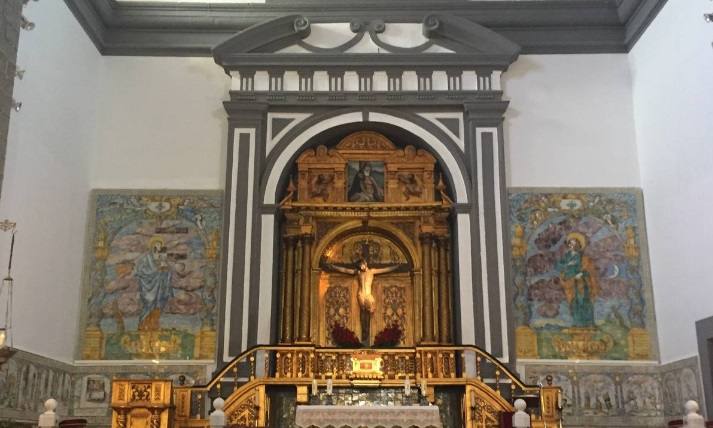 Aspecto que presenta el altar de la Capilla tras la restauración de la azulejería 