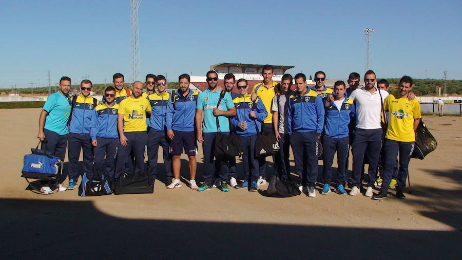 Todo el equipo tras finalizar el partido en Guareña V.C