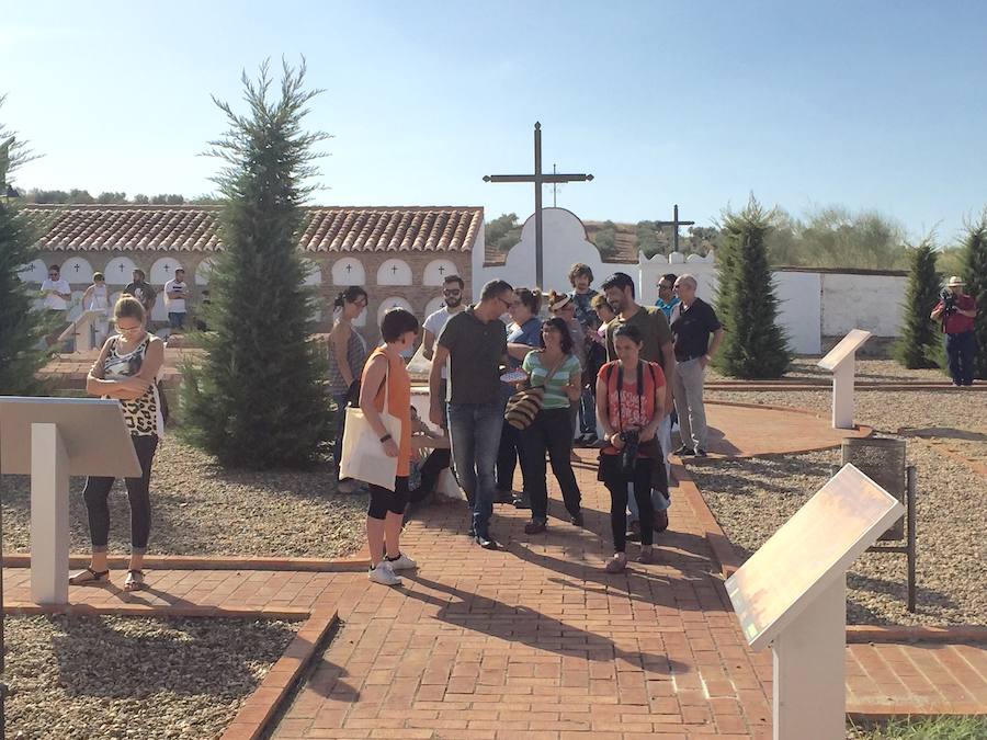 Durante el recorrido por el cementerio italiano 