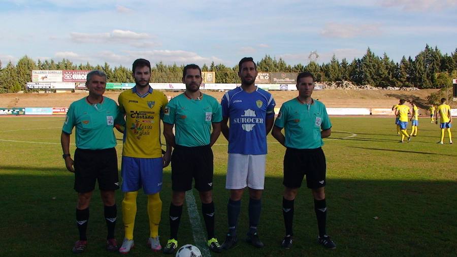 Los capitanes con el equipo arbitral VALENTÍN CENTENO 