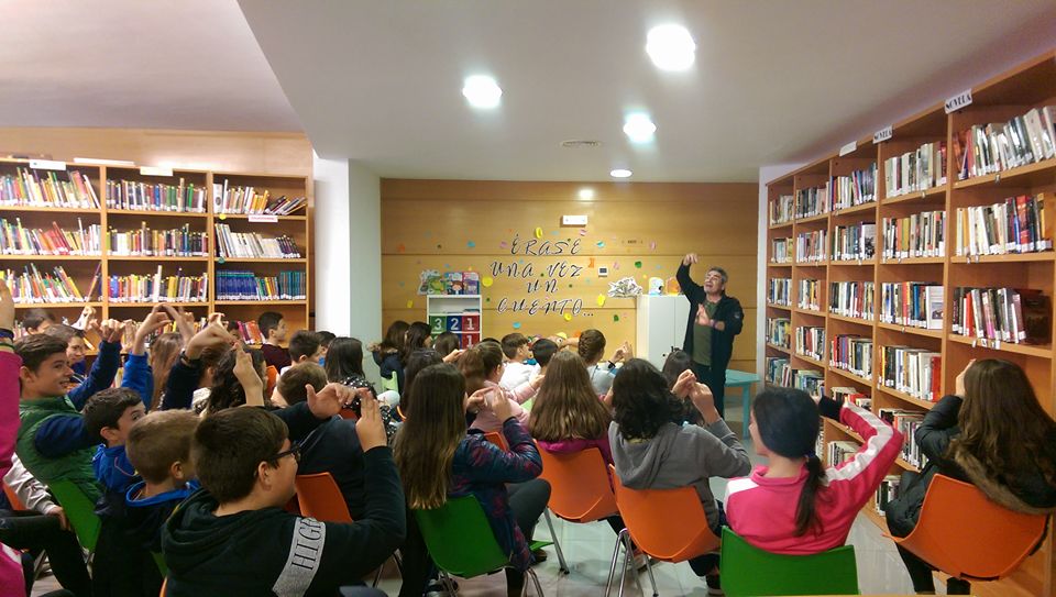 Los alumnos de 2º de ESO participando en el cuentacuentos 