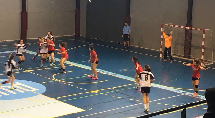El equipo senior en su encuentro ante el B.M Cáceres 