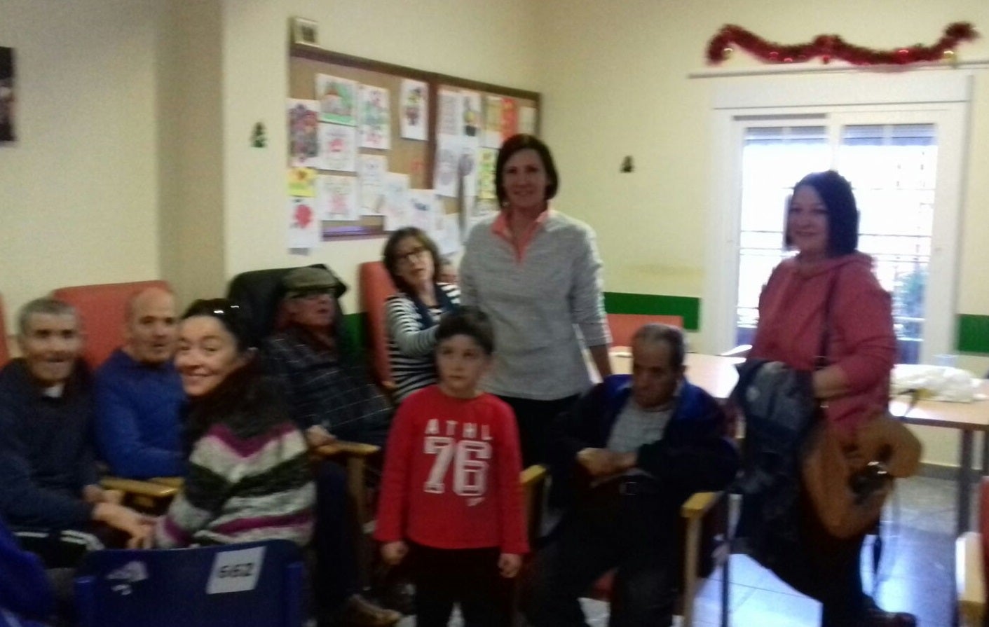 Los familiares junto a los usuarios 