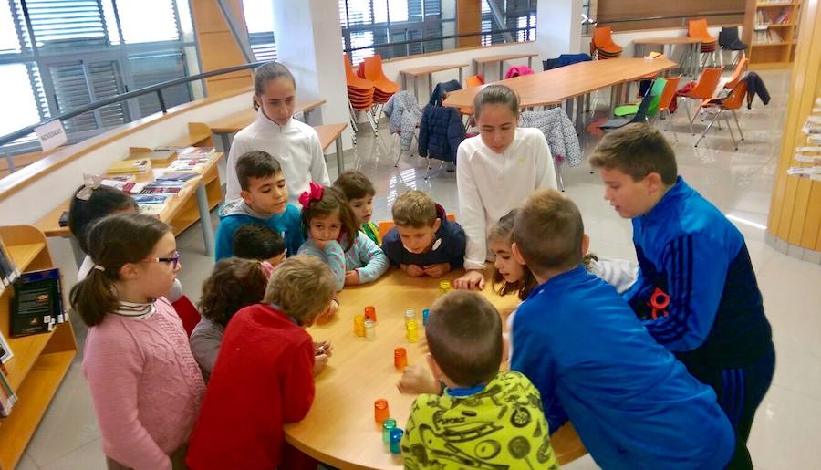 Los niños realizando una de las actividades 