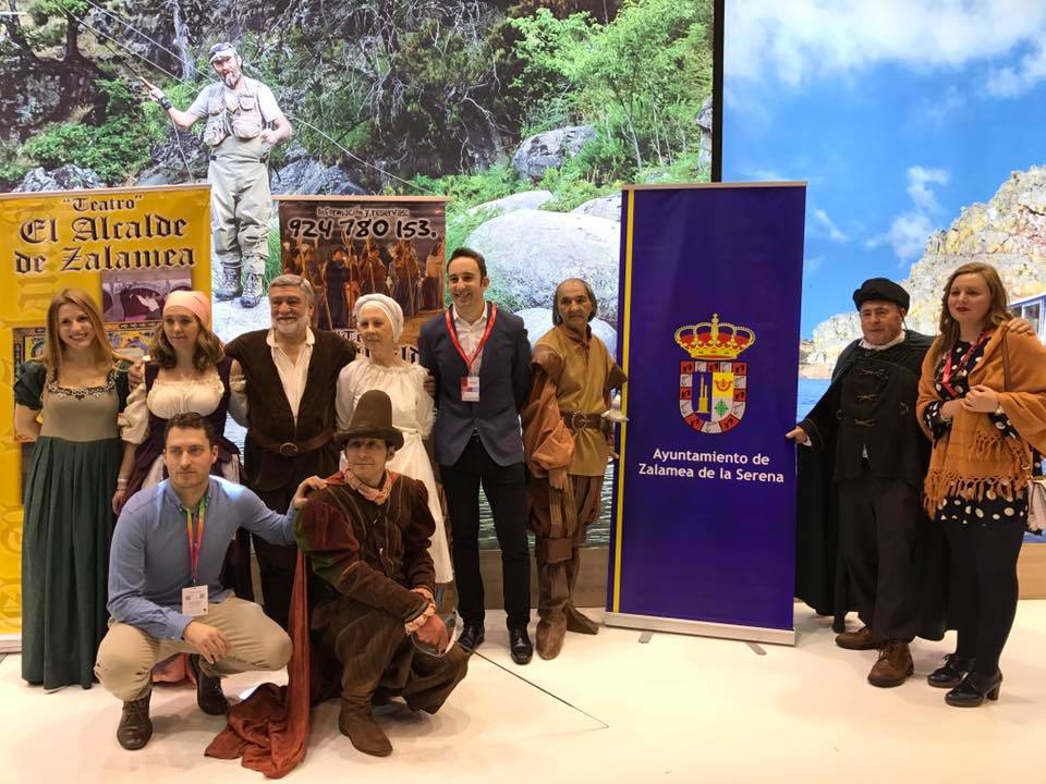 El equipo de gobierno junto al grupo de actores 