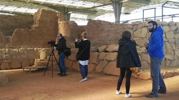 El arqueólogo les estuvo explicando cada detalle mientras grabaron el documental ::