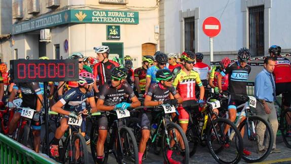 Los corredores en la linea de salida de la maratón :: 