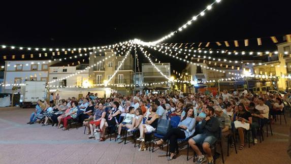 La plaza de la Constitucion se llenó con la banda municipal :: 