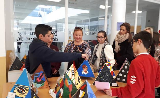 Alumnos de La Ermita exponen su primera 'galería de arte' en Berja