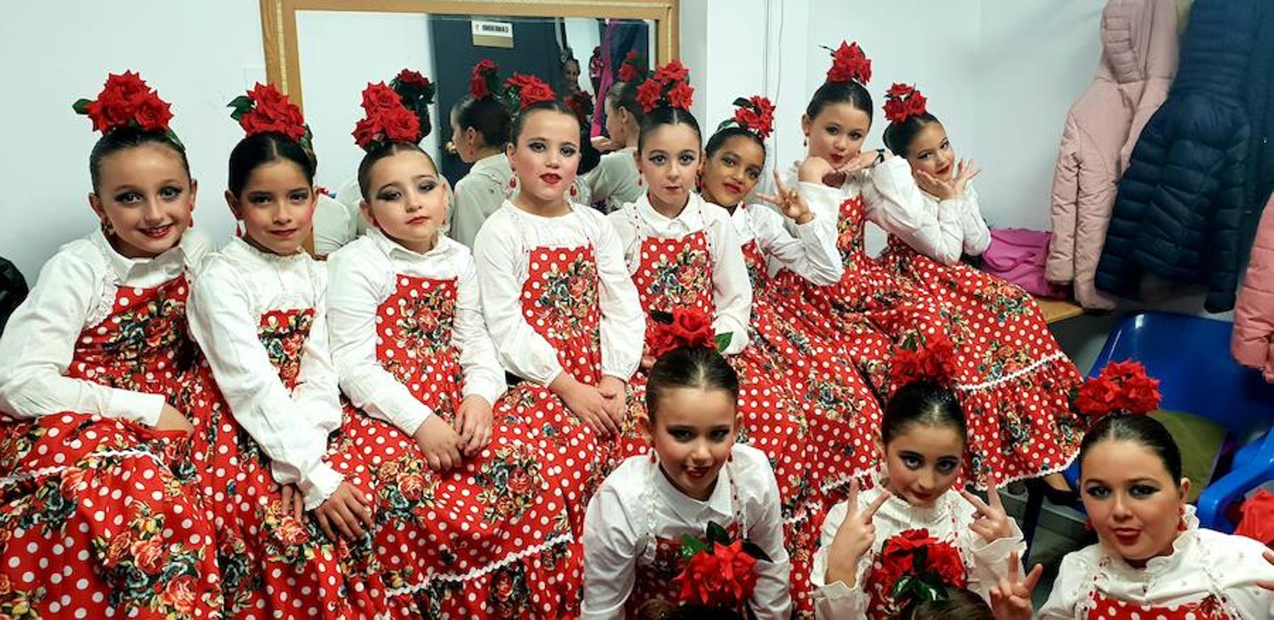 Un centenar de alumnos de la Escuela Municipal de Baile de Adra desfila por el escenario del Centro Cultural para bailar villancicos tradicionales