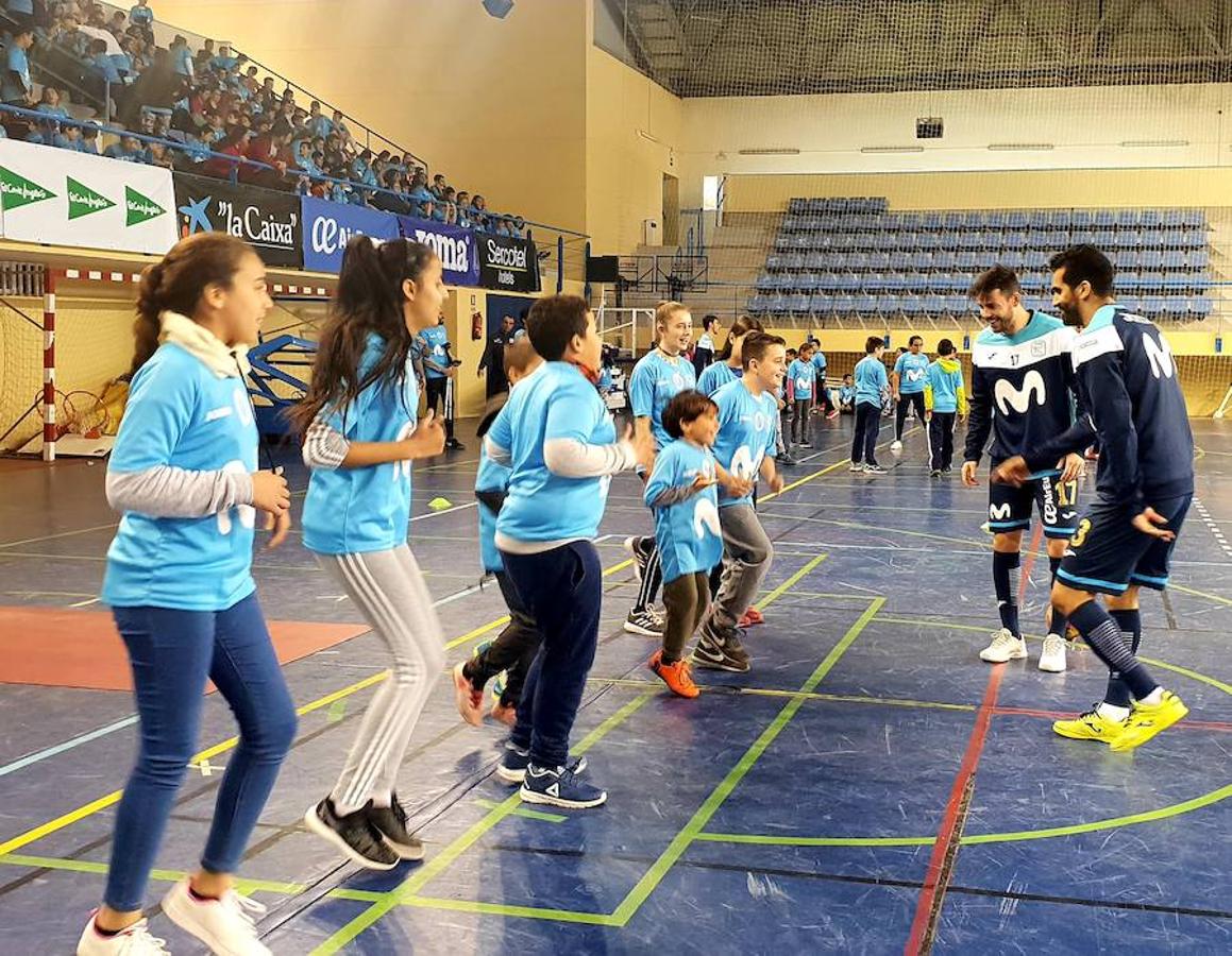 Bajo el hilo conductor del periodista Iñaki Cano, más de 600 niños de Adra han compartido toques de balón con los jugadores del equipo Movistar Inter FS