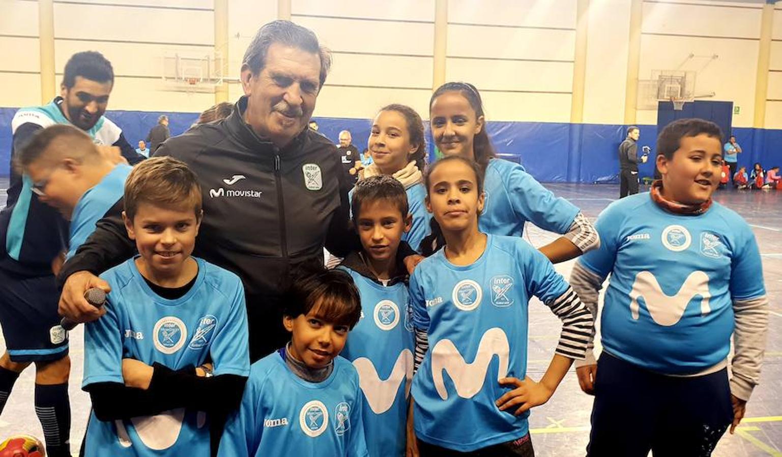 Bajo el hilo conductor del periodista Iñaki Cano, más de 600 niños de Adra han compartido toques de balón con los jugadores del equipo Movistar Inter FS