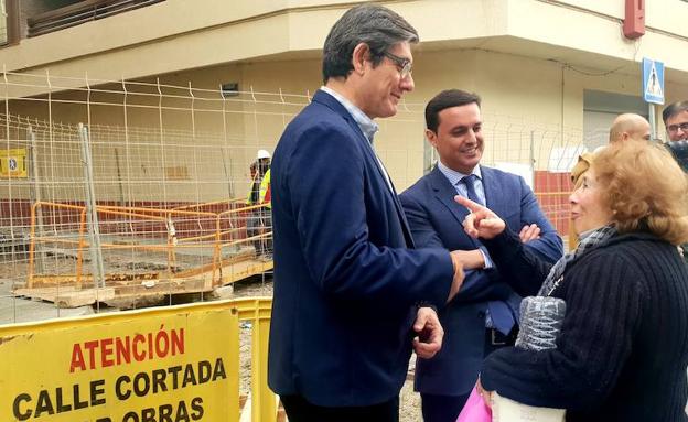 El alcalde de Adra y el presidente de la Diputación atienden a una vecina. 