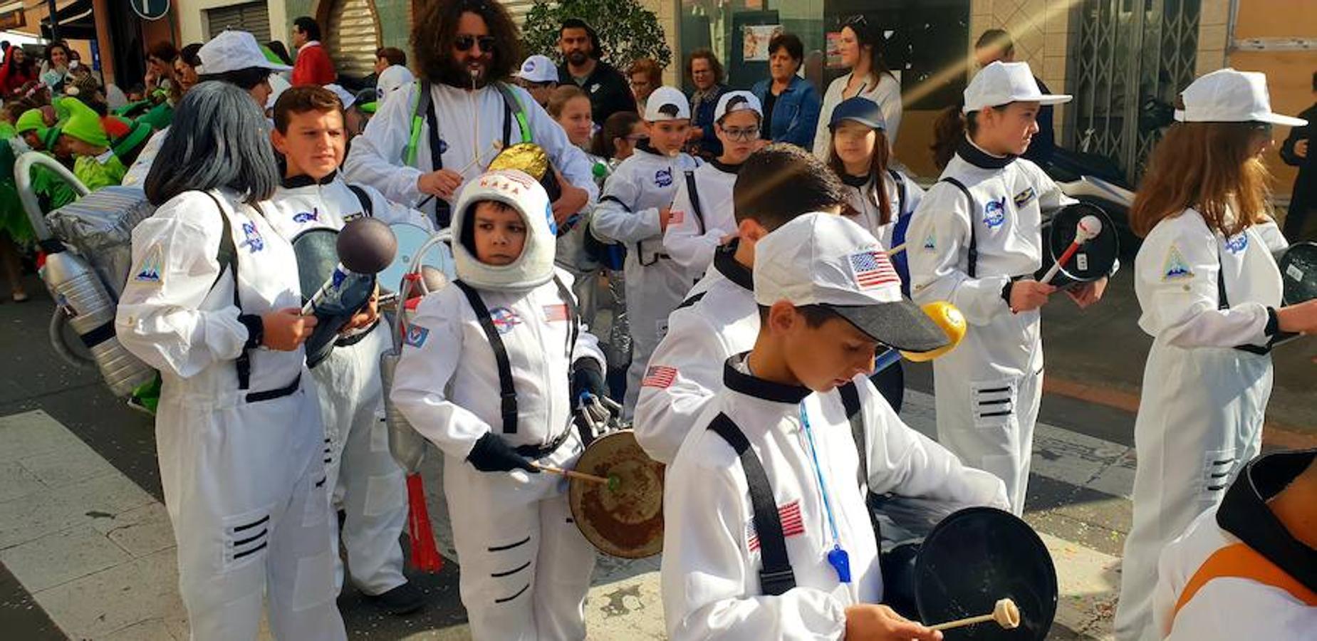 Más de 2.000 niños salen a la calle en el tradicional pasacalles infantil