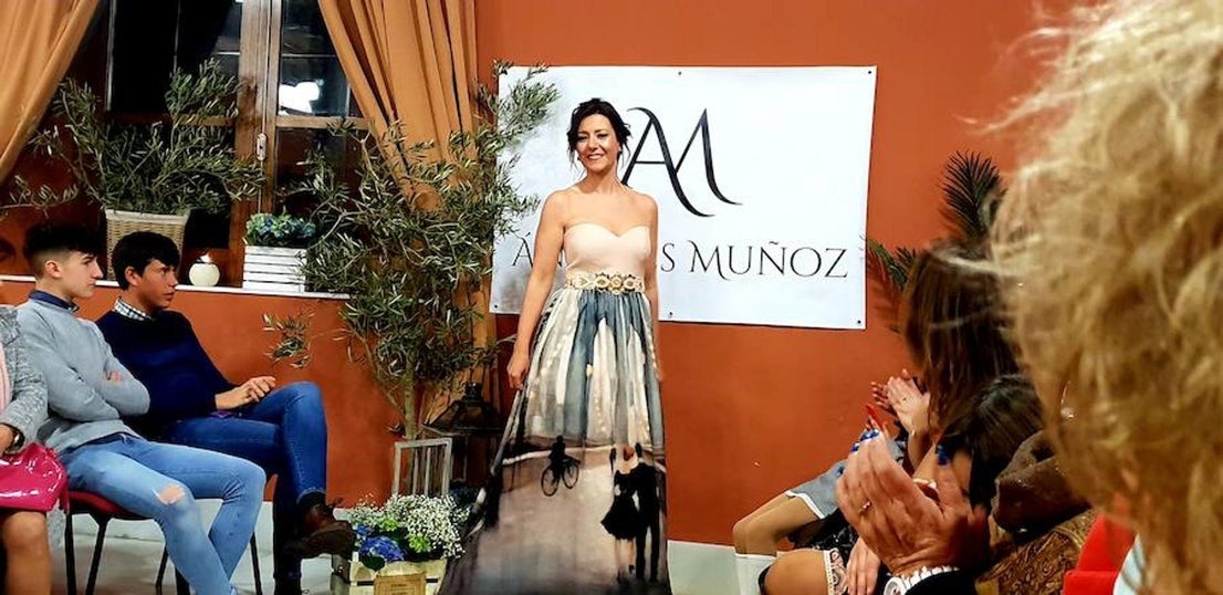 La empresaria presenta la nueva colección de moda en un desfile que reunió a más de cien personas en el salón de actos de La Alcoholera de Adra