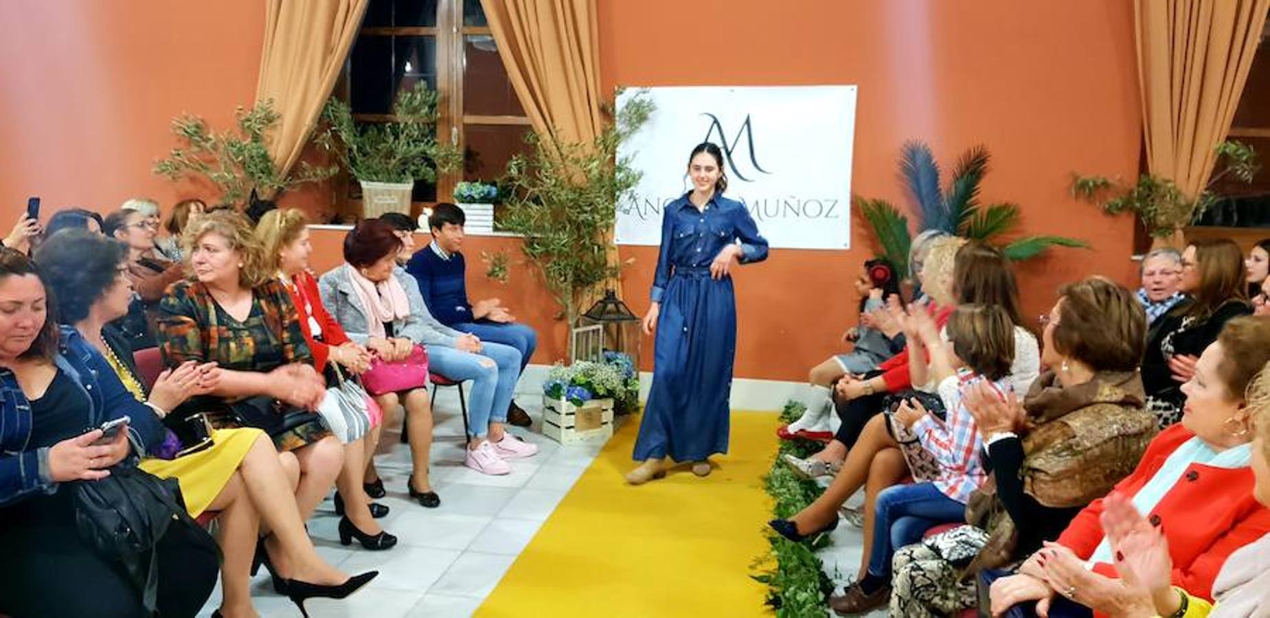 La empresaria presenta la nueva colección de moda en un desfile que reunió a más de cien personas en el salón de actos de La Alcoholera de Adra