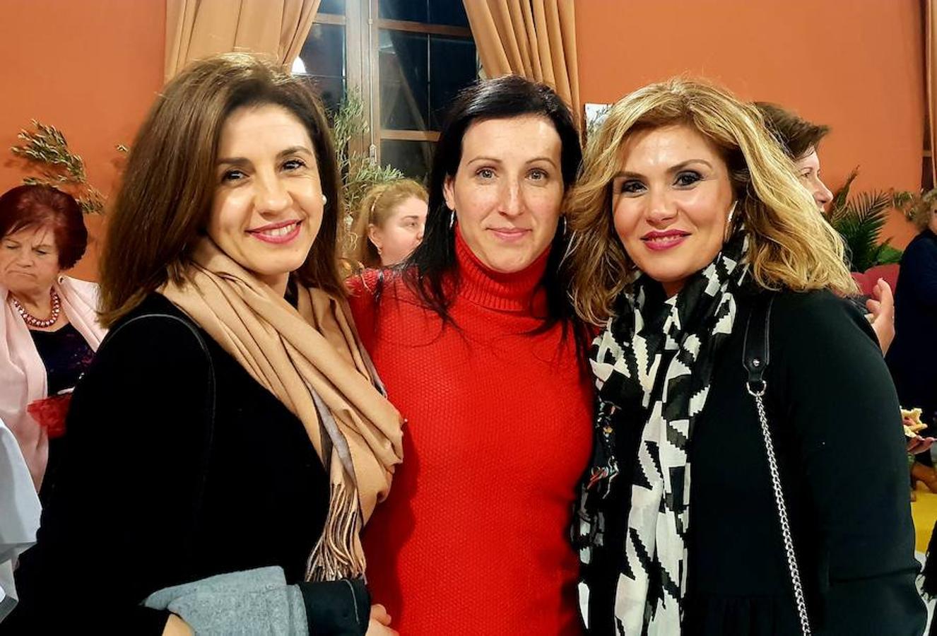 La empresaria presenta la nueva colección de moda en un desfile que reunió a más de cien personas en el salón de actos de La Alcoholera de Adra