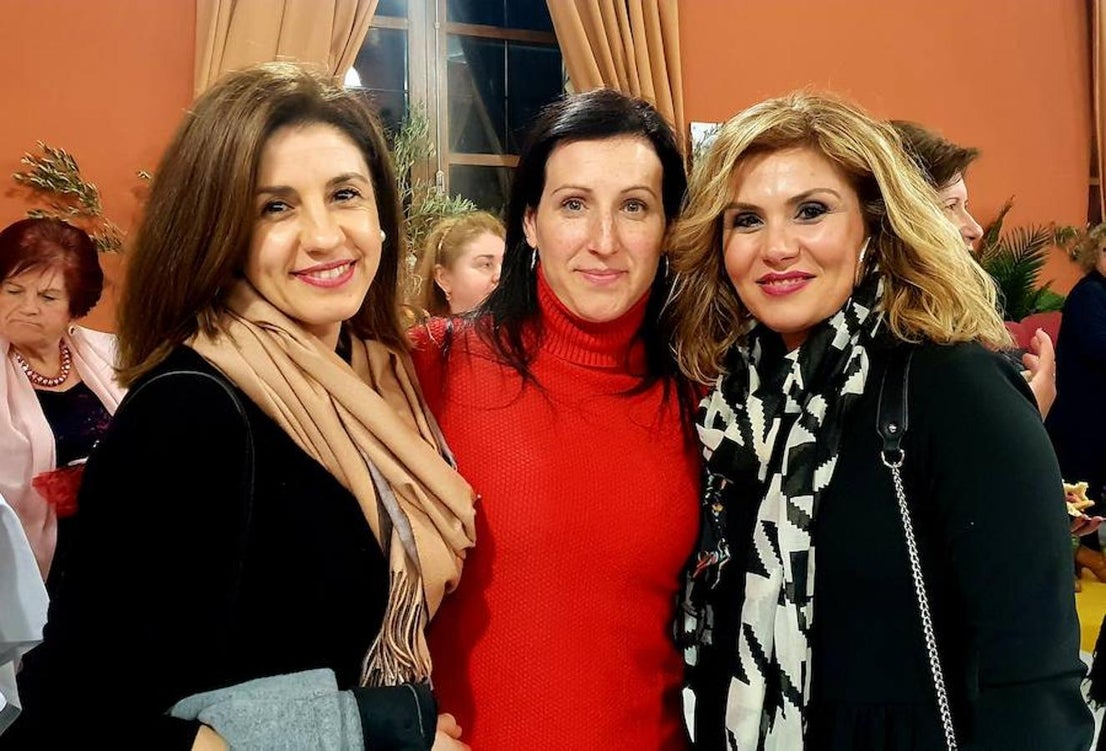La empresaria presenta la nueva colección de moda en un desfile que reunió a más de cien personas en el salón de actos de La Alcoholera de Adra